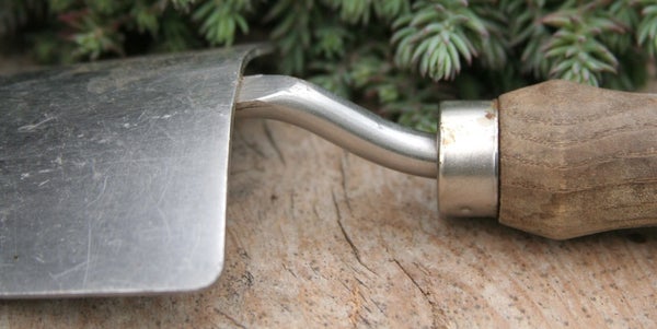 Puukahvainen istutuslapio ja kalliomaksaruohoa